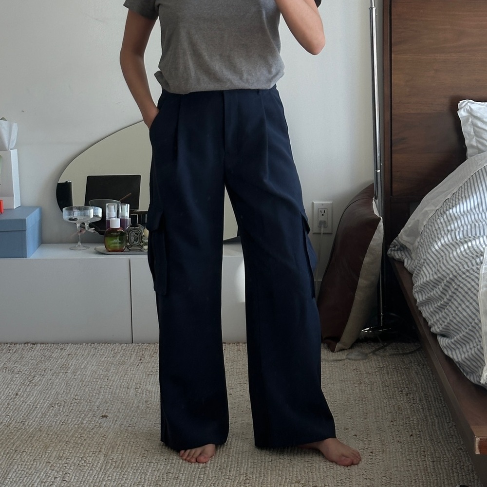 A&F Sloan Tailored Wide Leg Pant with Pockets in Navy Blue